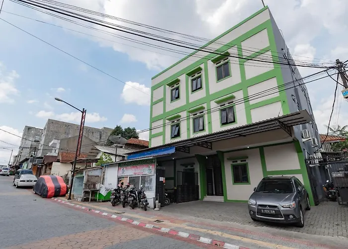 RedDoorz @ SuryakencanaHotel di Bogor